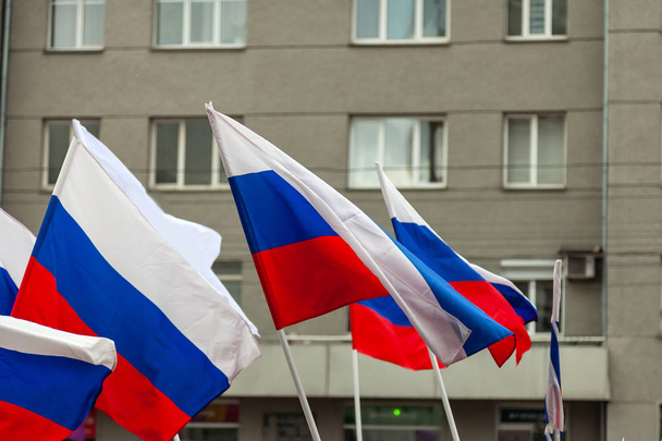 Un gran número de banderas rusas en tricolor con rayas de blanco
 - Foto, Imagen
