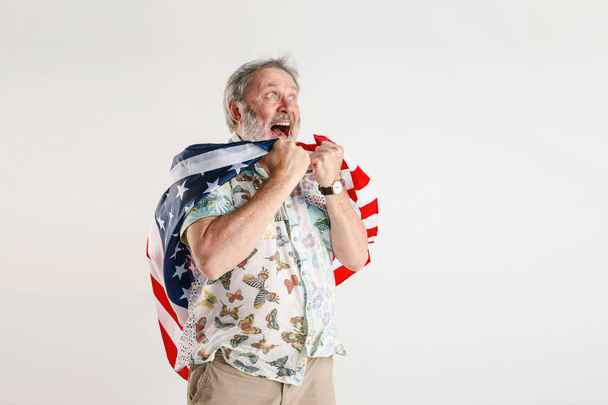 Senior man with the flag of United States of America - Foto, Imagen