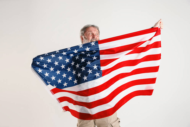 Senior man with the flag of United States of America - Zdjęcie, obraz
