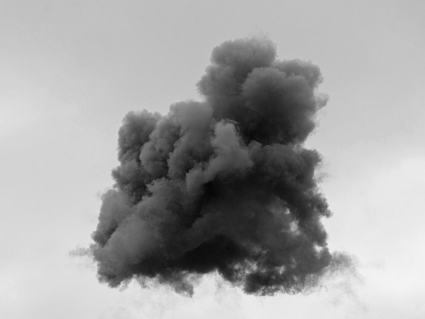 pericolosa e drammatica nube nera dopo un'esplosione nel cielo
 - Foto, immagini