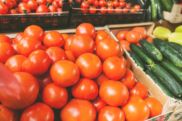 Świeże czerwone dojrzałe pomidory na rynku rolników  - Zdjęcie, obraz