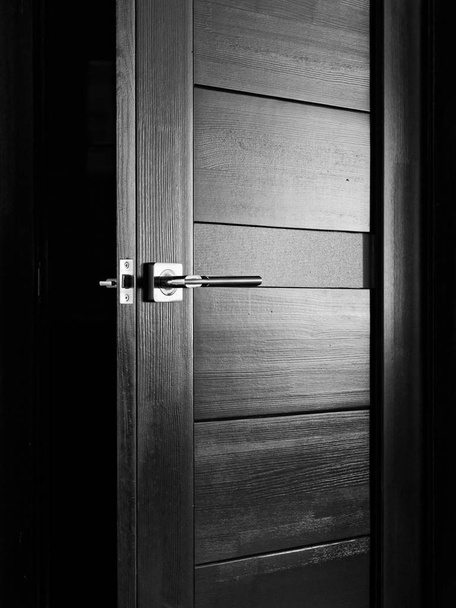 внутренние деревянные двери с металлической ручкой
 - Фото, изображение
