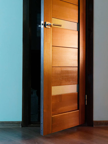 portas de madeira interior com uma alça de metal
 - Foto, Imagem