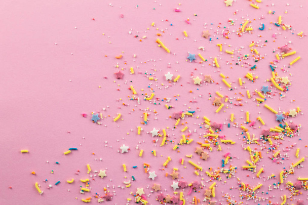 Spruzza su sfondo rosa - Assortiti torta colorata topping spruzza su rosa
  - Foto, immagini