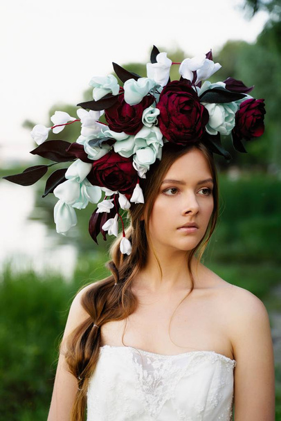 Gorgeous young woman in outstanding headdress posing  - Foto, Imagem