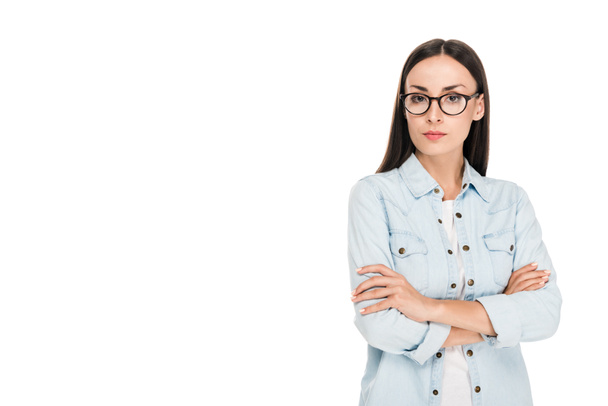 brunette fille en lunettes en jean veste avec les bras croisés isolé sur blanc
 - Photo, image