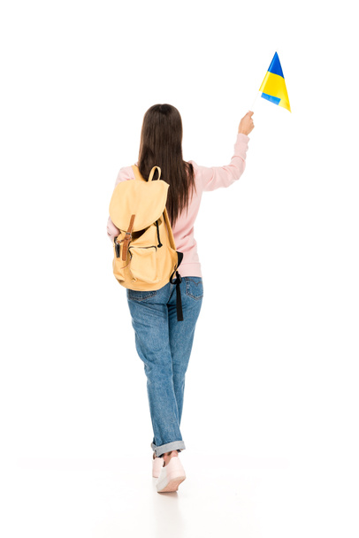 白で隔離されたウクライナの旗を持つバックパックを持つ学生のバックビュー - 写真・画像