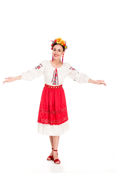 longitud completa vista de feliz morena joven en traje nacional ucraniano haciendo gesto de bienvenida aislado en blanco
 - Foto, Imagen