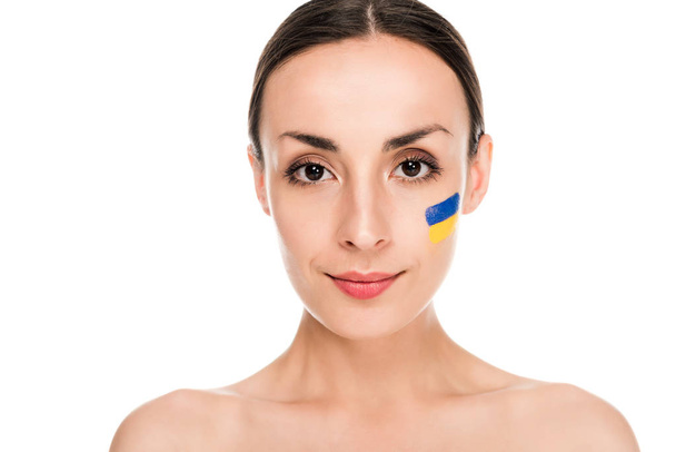 mujer joven desnuda con bandera ucraniana pintada en la cara aislada en blanco
 - Foto, imagen