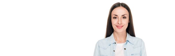 usmívající se bruneta mladá žena izolovaná na bílém, panoramatickém záběru - Fotografie, Obrázek