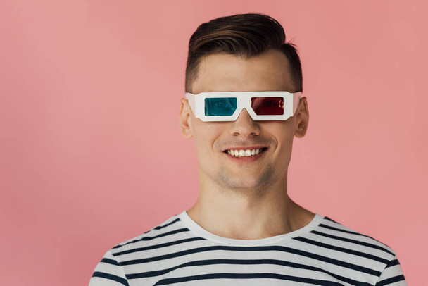 vista frontal del joven sonriente en gafas 3D aisladas en rosa
 - Foto, imagen