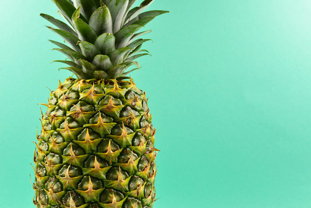 Ananas op een groene achtergrond - Foto, afbeelding
