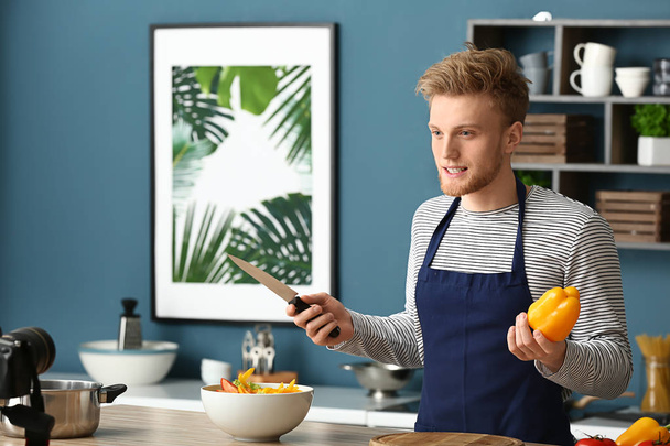 Jeune blogueur alimentaire masculin enregistrement vidéo dans la cuisine
 - Photo, image