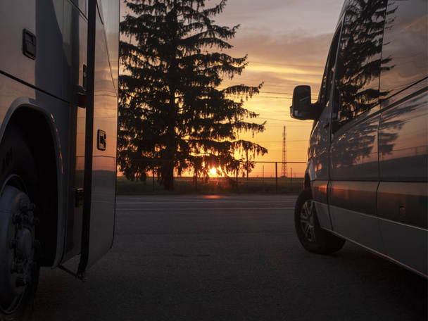 Bussi, asuntoauto kulkee auringonlaskun aikaan.
 - Valokuva, kuva
