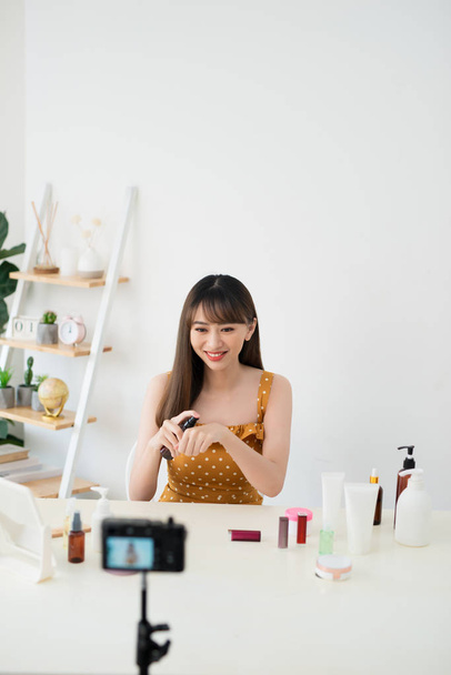 Przydatne piękno blogu. Miła atrakcyjna kobieta udzielając porad na temat kosmetyków, mając na swoim blogu urody - Zdjęcie, obraz