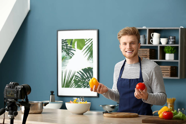 Jovem blogueiro de comida masculina gravação de vídeo na cozinha
 - Foto, Imagem