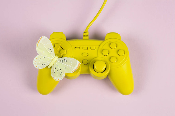 грати в жовтий і рожевий з метеликом
 - Фото, зображення