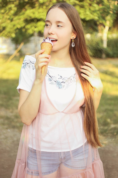  meisje eten verfrissend ijs - Foto, afbeelding