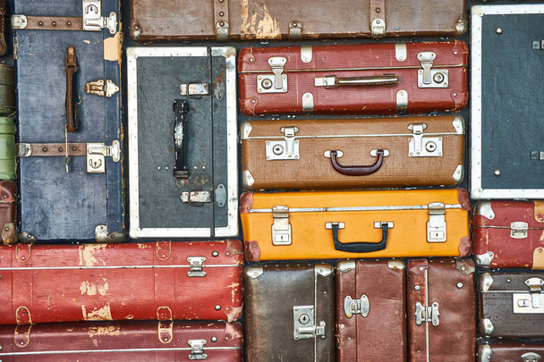 旅行用スーツケース。服のための多色のスーツケース. - 写真・画像