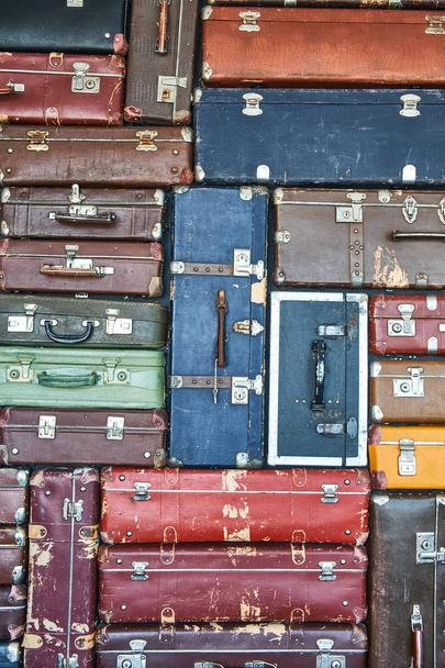 Des valises pour voyager. Valises multicolores pour vêtements
. - Photo, image