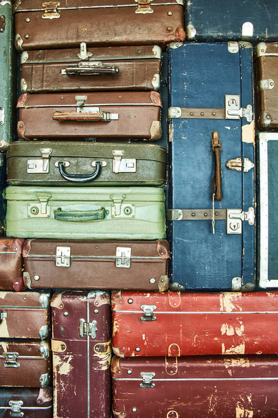 Koffers voor reizen. Veelkleurige koffers voor kleding. - Foto, afbeelding