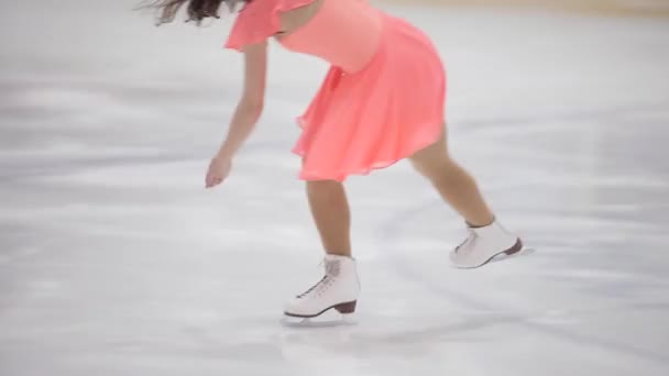 Figure skating, ice skating training. Feet skater on the ice, close-up, - Séquence, vidéo
