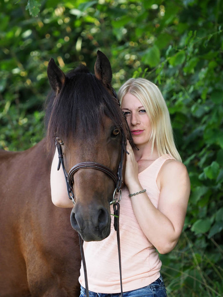 Les femmes et son cheval
 - Photo, image