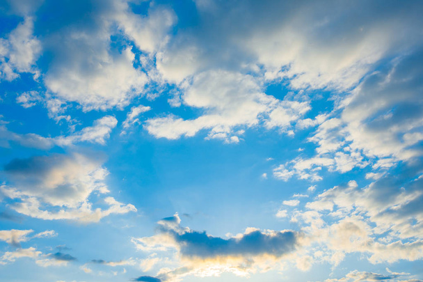 Fehér felhő és gyönyörű kék ég, nap - Fotó, kép