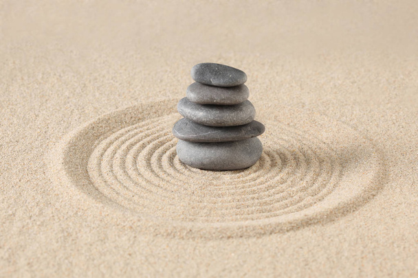 Zen-Steine auf geharktem Sand aufgeschichtet mit Kopierraum für Ihren Text - Foto, Bild