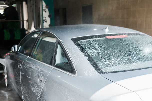 洗車中の白い泡を持つ車両の選択的な焦点  - 写真・画像