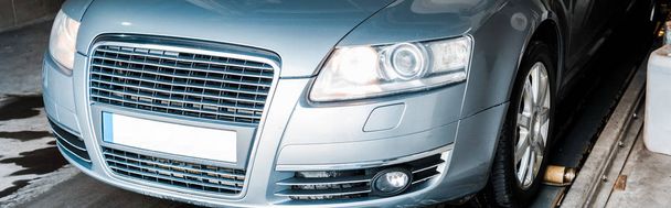 panoramatický záběr šedého a čistého automobilu v automobilovém mytí - Fotografie, Obrázek