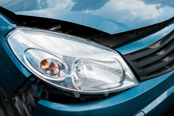 Scheinwerfer in beschädigtem Fahrzeug nach Autounfall selektiv fokussiert  - Foto, Bild