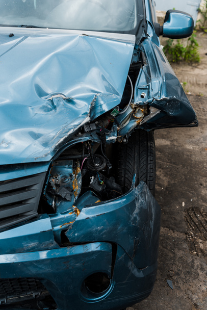 επιλεκτική εστίαση του μπλε αυτοκινήτου που συνετρίβη μετά από αυτοκινητιστικό δυστύχημα  - Φωτογραφία, εικόνα