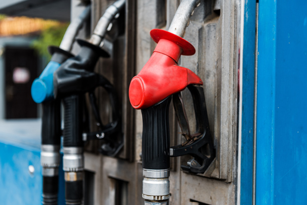 selectieve focus van gaspompen met brandstof op benzinestation  - Foto, afbeelding