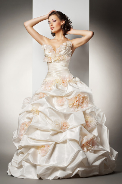 The beautiful young woman in a wedding dress - Foto, imagen