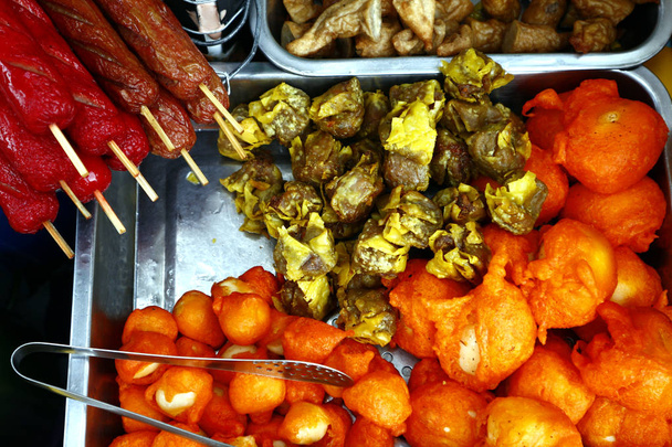 ストリートフードカートで揚げたスナック食品の盛り合わせ - 写真・画像