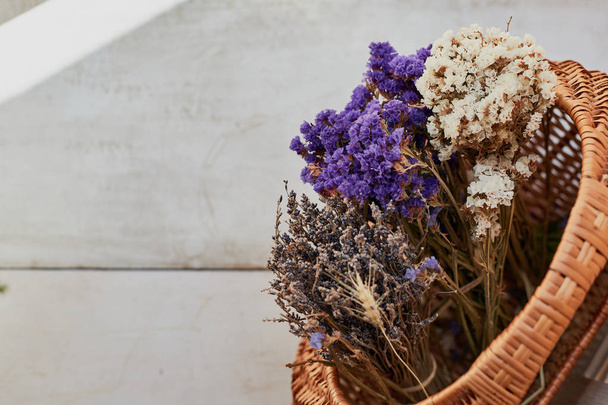 Bukiety z suszonych kolorowych kwiatów w koszyku - Zdjęcie, obraz