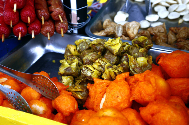 Assortiment de collations frites dans un chariot de nourriture de rue
 - Photo, image