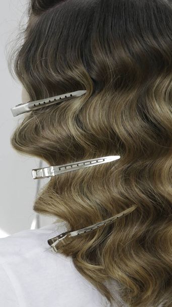 波状の髪に銀の美容師クリップ - クローズアップ  - 写真・画像