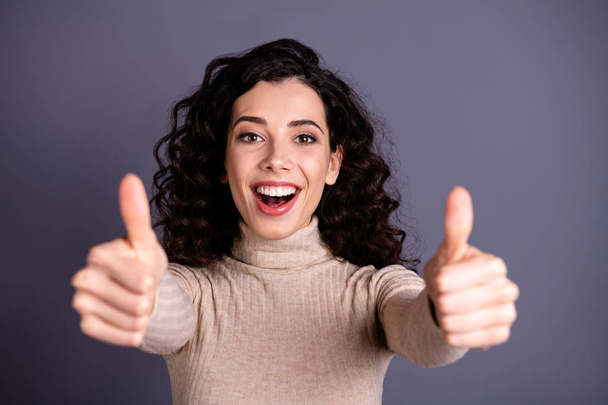 Close up photo attractive amazing she her lady volume hairstyle glad arms hands raised thumbs up symbol white teeth advising good job quality wear casual pastel pullover isolated grey background - Φωτογραφία, εικόνα