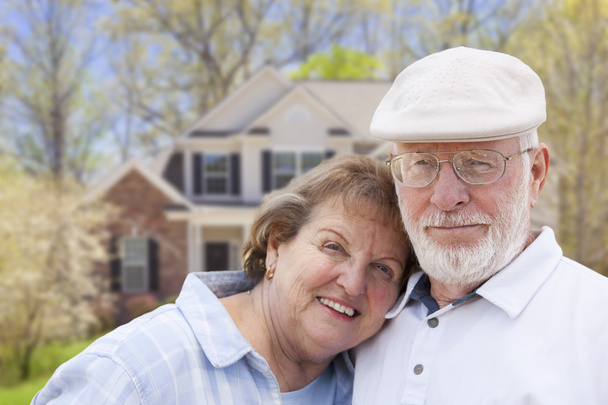 gelukkige senior paar voor huis - Foto, afbeelding