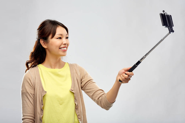 aasialainen nainen ottaen selfie älypuhelimella - Valokuva, kuva