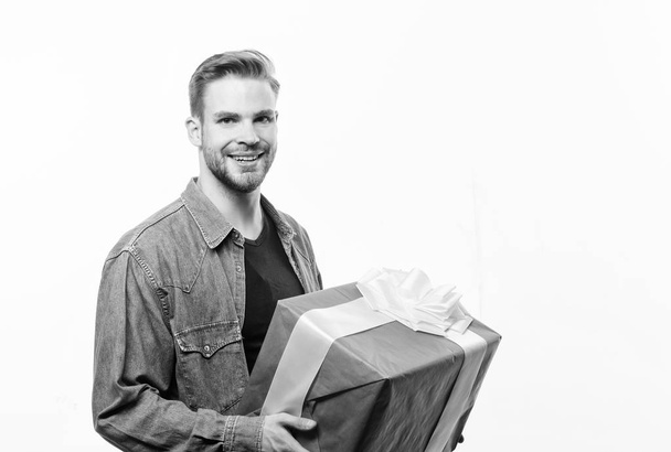 Happy birthday. Man share present. Handsome macho man. Love date. Romantic greeting. Boxing day. unshaven man with present box. Valentines day gift. Male fashion. copy space. Choosing the best - Foto, Imagem