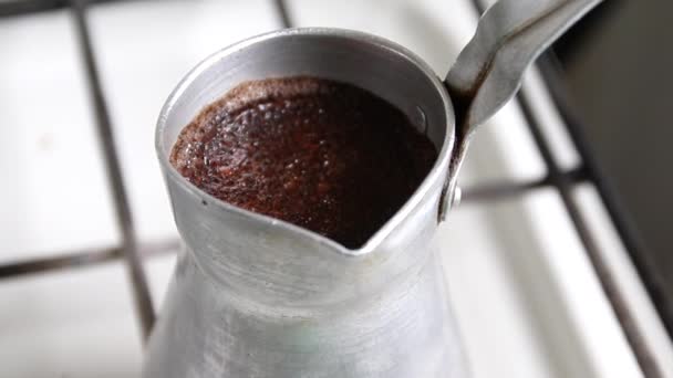Cezve con café aromático se prepara en la estufa. Primer plano de cezve con café aromático se prepara en la estufa
 - Imágenes, Vídeo