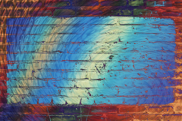 Halucynogen Neon surrealistyczne Mur ceglany. Egzotyczne fluorescencyjne nierówne ściany z pomalowanym niebieskim centrum świecące. Duży prostokąt do makiety w centrum zbliżenie. Nawiedzona wyobraźnia z narkotykami i alkoholem. - Zdjęcie, obraz
