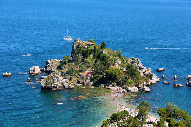 Luchtfoto van het eiland Isola Bella in Taormina, Italië - Foto, afbeelding