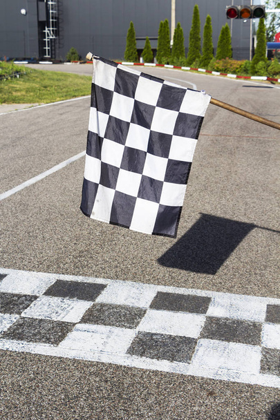 Il traguardo e la bandiera a scacchi da corsa. finire la gara - Foto, immagini