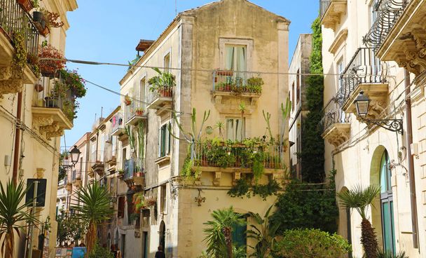 Fancy cozy decorated narrow street in Ortygia old town of Syracuse in Sicily, Italy - Φωτογραφία, εικόνα