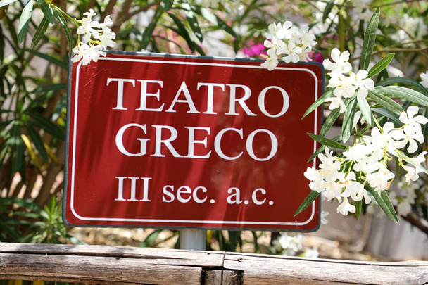 Sinal de Teatro Greco em Siracusa, Sicília
 - Foto, Imagem