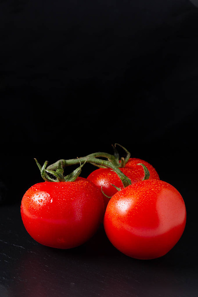 Харчова концепція органічні помідори на дошці чорного шиферу з копією спа
 - Фото, зображення